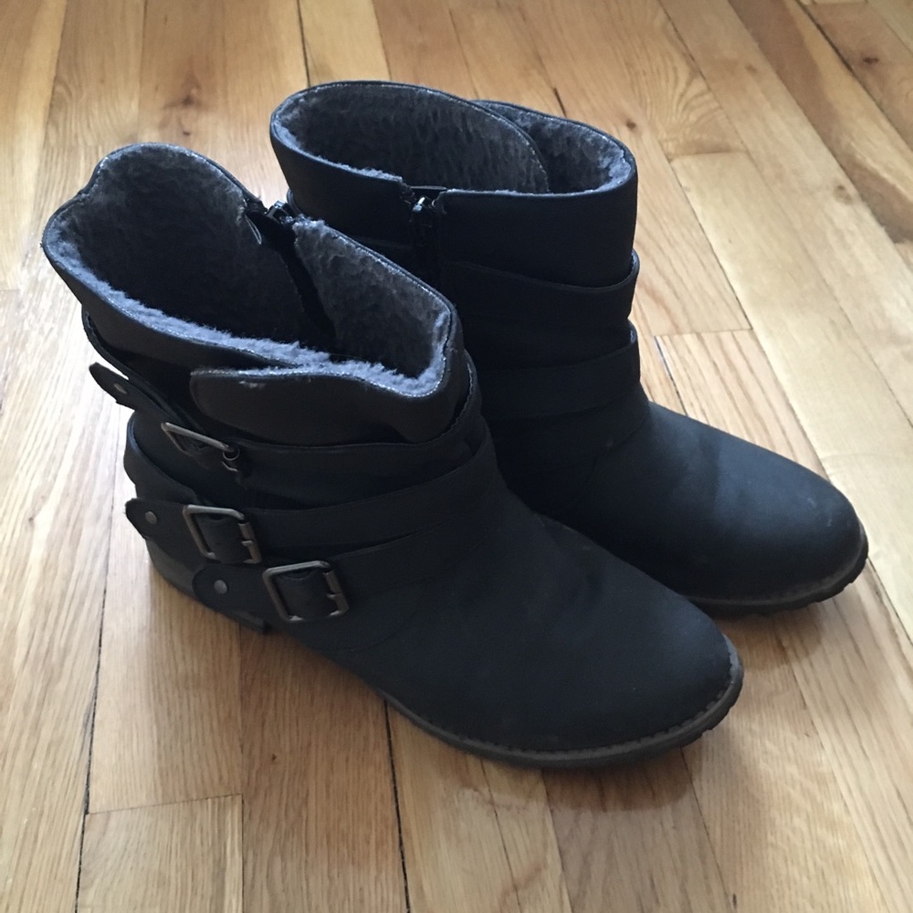 JustFab size 8 black boots with buckles